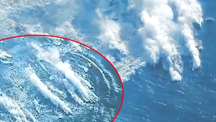 Deniz yüzeyinde dumanlar... Japonya'da su altı yanardağı patladı - dunya