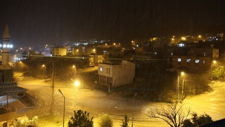 Sadece 10 dakika yağdı, her yeri beyaza bürüdü! Adana'da hayatı felç eden sağanak - gundem