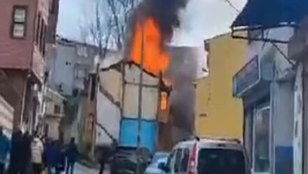 3 katlı binada yangın! Küle dönen evden cansız bedeni çıkarıldı - guncel