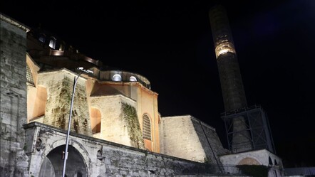 Ayasofya-i Kebir Cami-i Şerifi'nin​​​​​​​ bakım ve restorasyon çalışmaları kapsamında bir minaresi söküldü - kultur-sanat