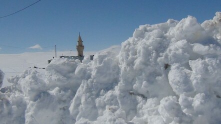 Baharı beklerken kara kışa geri döndüler! 2 metreyi geçen karın altında kayboldular - gundem