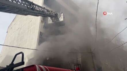 Esenyurt'ta korkutan yangın! Çatı kenarında bekleyerek kurtuldu - gundem