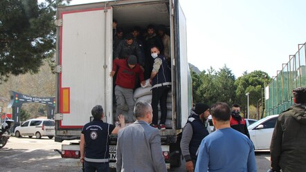 Amasya'da mercimek yüklü tırdan 40 kaçak göçmen çıktı - gundem