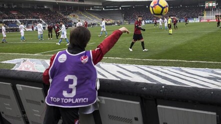 Deplasman takımları itiraz etmişti! Top toplayıcı çocuklarla ilgili yeni karar çok şaşırtacak - dunya