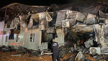 Yüzlerce işçi korkuyla kaçtı, konteyner yatakhane alev alev yandı - ekonomi