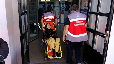 Felçli ve yaşlı teyzeyi durduramadılar! Oy kullanmak için ambulansla sandığa gitti - gundem