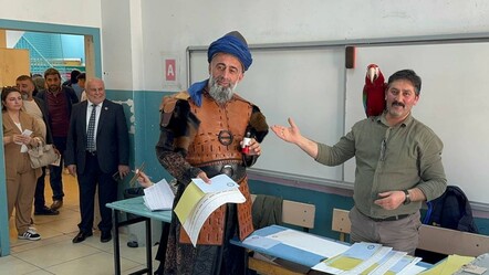 Papağanıyla oy kullanmaya geldi, ilgi odağı oldu! - yasam