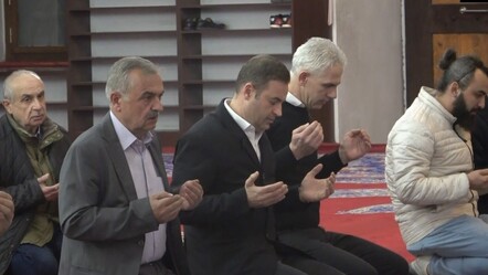 Balıkesir'in CHP'li yeni başkanı Ahmet Akın güne şükür namazıyla başladı - gundem