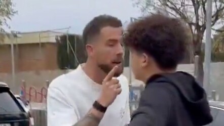 Barcelona'nın yıldızı öfkeden deliye döndü! Aracından indi, taraftarla kafa kafaya geldi - haberler