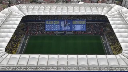 Tarihi genel kurulda sürpriz pankart! Ali Koç'a jest yapıldı | Fenerbahçe haberleri - spor
