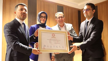 İYİ Partili Rasim Arı mazbatasını aldı!