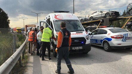 TEM Kocaeli geçişinde zincirleme kaza! 4 araç birbirine girdi yaralılar var - gundem