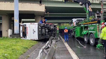 Basın Ekspres yolunde feci kaza! Polis servisi devrildi: 6 yaralı - gundem