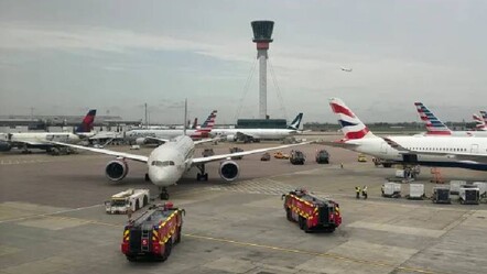 Londra'da iki yolcu uçağı pistte çarpıştı - dunya