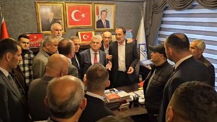 Seçimi kaybeden YRP'li başkan çiçek fırlatıp küfretti! Devir teslim töreninde gergin dakikalar... - politika