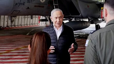 Netanyahu savaş jetinin önünde poz verip İran'a meydan okudu - dunya