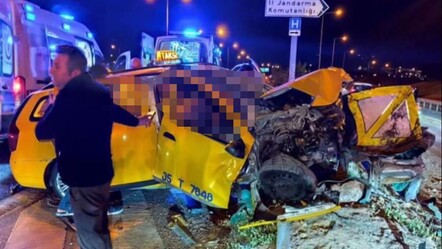 İzmir'de bayram günü feci kaza! Taksi bariyerlere daldı, ölü ve yaralılar var - guncel