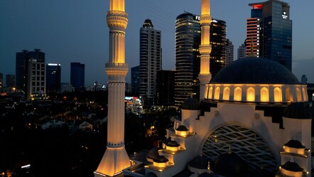 Gökdelenlerin arasında denizde hissettiriyor! Barbaros Hayrettin Paşa Camii göz kamaştırıyor - kultur-sanat