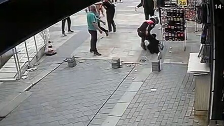 Bıçakla saldırdı! Polis tek hamlede etkisiz hale getirdi - gundem