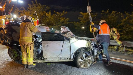 Eyüpsultan'da korkunç kaza! Demir bariyerleri aştı, camdan ağaçlık alana fırladı - gundem