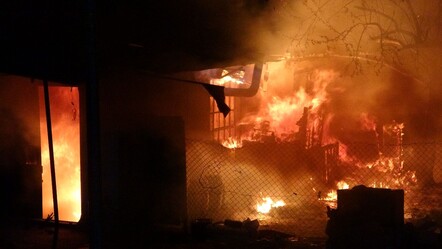 Tekstil atığı deposunda yangın! Alevler her yanı sardı, tavukları itfaiye kurtardı - gundem