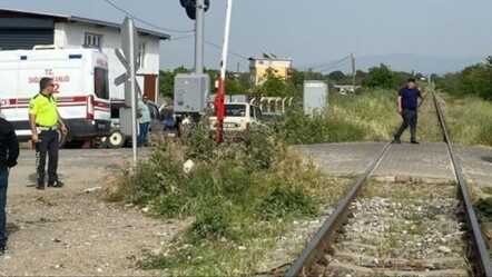 Hemzemin geçitte feci kaza! Trenin çarptığı sürücü ağır yaralandı - gundem