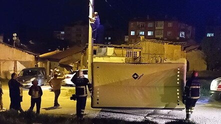 Canına kıymak için direğe çıkan adam, polisin tek hareketiyle kurtuldu - gundem