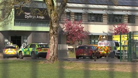 Galler'de okula bıçaklı saldırı! Yaralılar var... - gundem