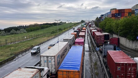 Metrelerce kuyruk oluştu! Ambarlı Liman Yolu’nda oluşan tır kuyruğu havadan görüntülendi! - dunya