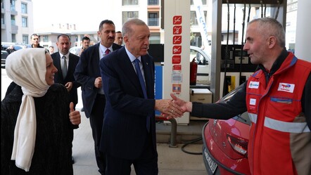Cumhurbaşkanı Erdoğan, akaryakıt istasyonunda çalışanlarla sohbet etti - politika
