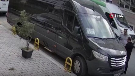 İstanbul'da hatalı park kavgası! Sopa ve bıçakla saldırdılar, az kalsın canından oluyordu - gundem