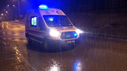 Şiddetli yağış sırasında şantiyeye yıldırım düştü: Bir işçi ağır yaralı - gundem