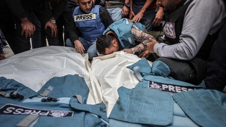 İsrail Gazze'de Filistinli gazetecinin evini vurdu! - dunya