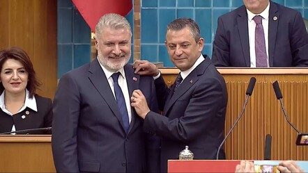 İyi Parti'den istifa etmişti: Bahadır Erdem artık CHP'de, rozetini Özgür Özel taktı - politika