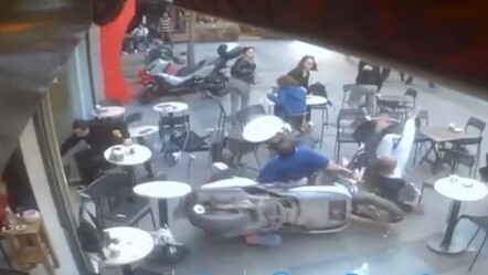 Her şey İstanbul'un göbeğinde yaşandı! Motosikletle kafeye böyle daldı - gundem