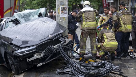 Ankara'da can pazarı! Kaza yaptıkları araçta sıkıştılar, ölü ve yaralılar var - guncel
