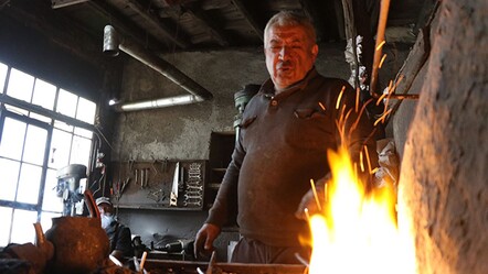 Filmler için özel malzeme üretiyor! 56 yıldır demir döven Gürsel Usta'nın kazancı şaşırtıyor - yasam