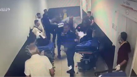 Kendisine müdahale eden doktora sedyeden kalkıp saldırdı - gundem