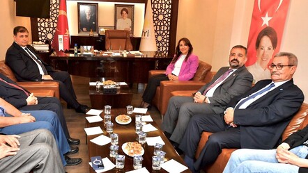 Duvardaki fotoğrafa dikkat! İyi Partili başkanın odasında 