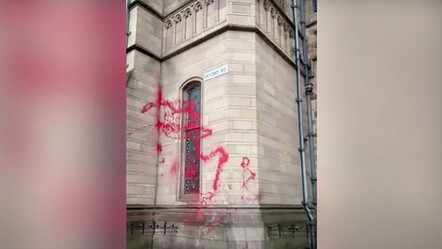 Manchester Üniversitesi'nde çarpıcı İsrail protestosu... Binayı kırmızıya boyadılar! - dunya