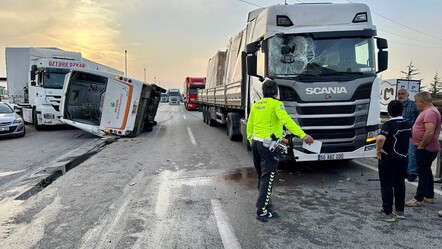 Eskişehir'de zincirleme kaza! İki tır ve belediye otobüsü çarpıştı, yaralılar var - gundem