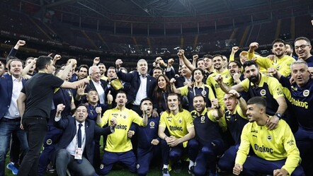 Dursun Özbek'in konuştuğu sırada Fenerbahçe'den göndermeli paylaşım! 'Ağlamak güzeldir diyor bak Sezen' - spor