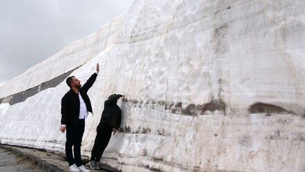 Mayıs ayında kartopu keyfi! Yüksekliği tam 5 metre, gören hayrete düşüyor - gundem