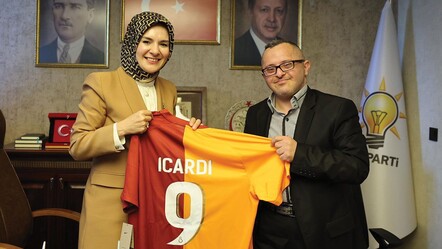 Bakan Mahinur Özdemir Göktaş down sendromlu Erhan Gürses ile buluştu - gundem