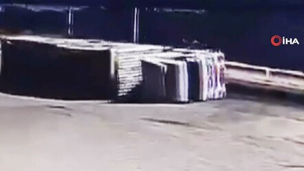 Denizli'de feci kaza kamerada! Devrilen tır metrelerce sürüklendi - gundem