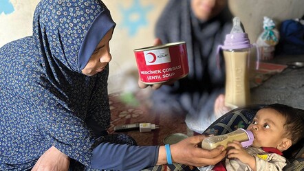 Filistinli anne 7 aylık bebeğini Türk Kızılay'ın gönderdiği çorbayla hayatta tutuyor - ekonomi