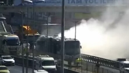 Metrobüs cayır cayır yandı! Seferlerde aksama yaşandı - haberler