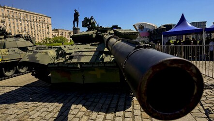 Rusya Ukrayna'da ele geçirilen Amerikan, Alman, İngiliz ve Fransız yapımı silahları sergiledi - dunya