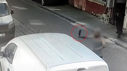 Satırla sokağa inip 2 kadını yaraladı! Korku dolu anlar kamerada - gundem