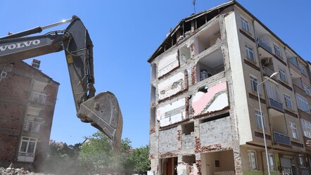 Yıkım çalışmasında ortaya çıktı! 35 yıldır iki bina tek duvarı kullanmış - emlak